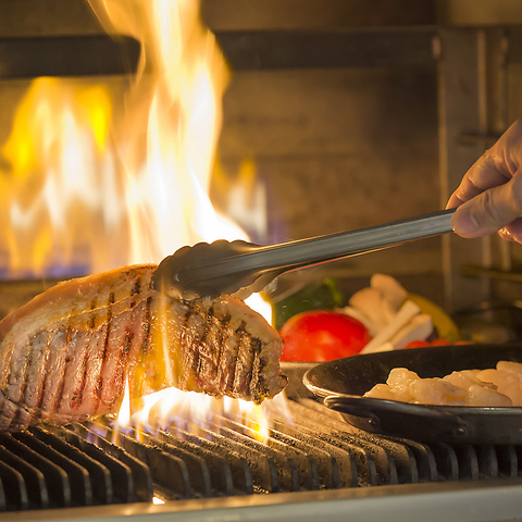 季節によって変わるラインナップ。約50種の和洋中ブッフェを最上階からの景色と共に。