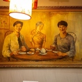 香港直輸入のアンティーク家具が彩るモダンな店内には、微笑むジャッキー・チェンの絵画が飾られています。本場の雰囲気に包まれながら、本格広東料理を堪能。まるで映画のワンシーンのような空間をお楽しみください。