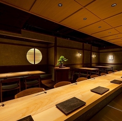 生簀を備えた空間で、旬の魚介を鮮度そのままに。