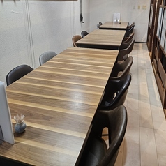 ◆6名様×3 ※お席とお席の間はカーテンで間仕切りをしております。テーブルをつなげレイアウト変更しますと、最大16名様ほどで個室としてもご利用していただけます。