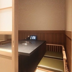 【掘りごたつ個室:4名様用】プライベートな宴会が可能。接待やご宴会、お祝いにも使用可能な個室多数ご用意しております。完全個室で周囲を気にせず、快適な時間をお過ごしください。ご予約もお気軽にどうぞ!