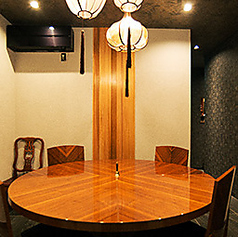 6席の個室も完備。ご家族でのお集まりや接待・会食などに最適です。※個室をキャンセルされた場合3300円(税込)　お電話にてご予約承っております。