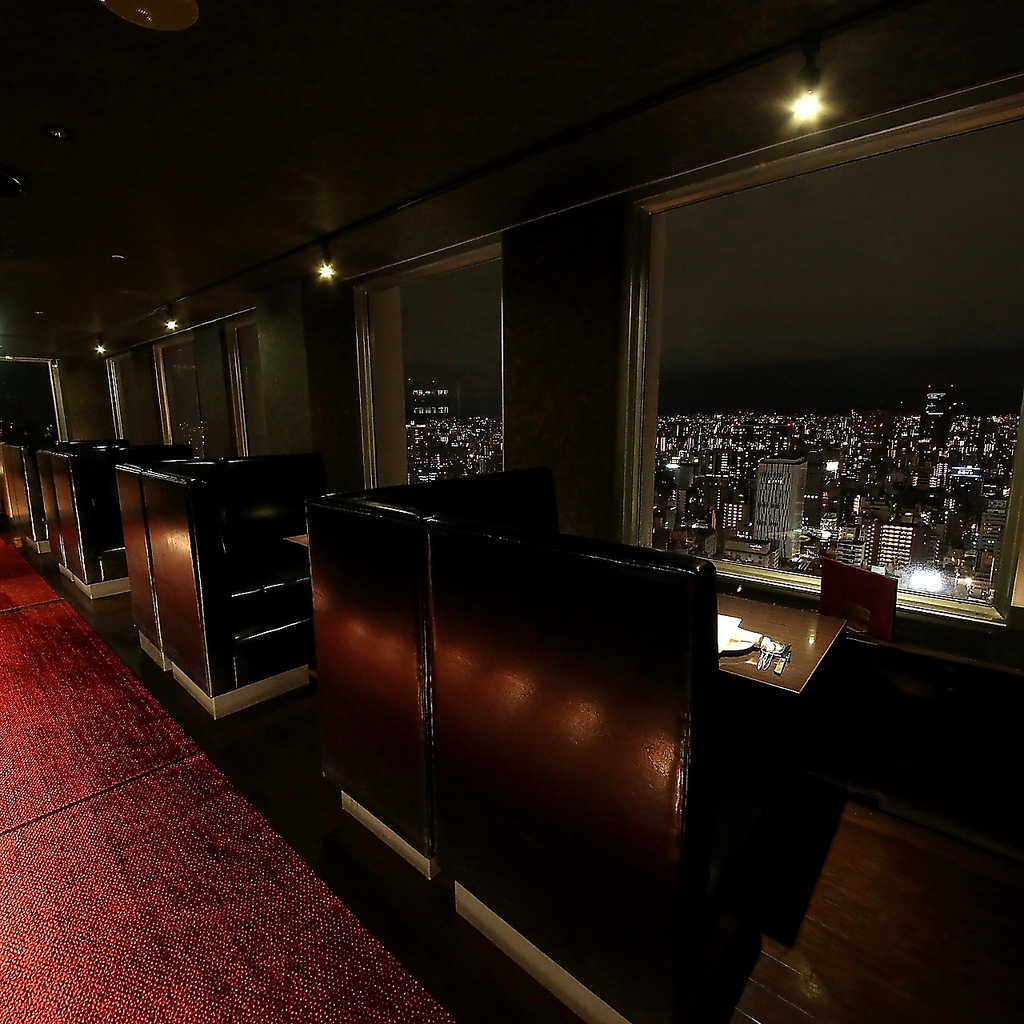 【大切な人との特別な日に】】背もたれの高いハイバックソファー席で、ゆっくり過ごせる空間を演出。