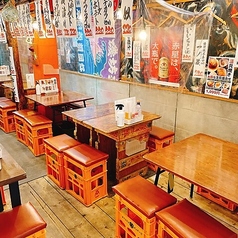 駅からのアクセスも良く、お仕事帰りにも気軽に立ち寄れる好立地◎明るく開放感のある店内で自慢の逸品をご堪能ください!