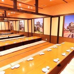 【区画貸し切りなら最大80名様までOK】新年会などの各種会社宴会、同窓会、二次会など大人数での団体利用まで、幅広い用途にご利用いただける掘りごたつ席ございます。みんなでワイワイたくさん飲んで食べて盛り上がるも良し、ゆっくりと語らいながら過ごすのも◎