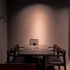 4名様用のテーブル席は、会社の同僚やご友人との会食に最適です。シックなインテリアと落ち着いた照明の中で、会話と焼肉をゆっくりとお楽しみいただけます。◎計3卓ご用意しており、グループでのご利用にも対応可能です