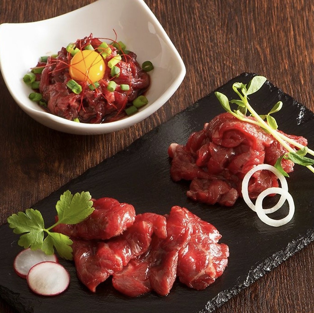 新鮮な牛肉を贅沢に盛り合わせました。シンプルに素材の旨味を味わえる一品。