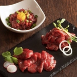 新鮮な牛肉を贅沢に盛り合わせました。シンプルに素材の旨味を味わえる一品。