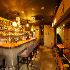 【落ち着いた雰囲気の1Fテーブル席♪】店内1Fには柔らかい照明とシックな内装が居心地の良いテーブル席をご用意しております。普段使いはもちろん、デート、女子会、各種ご宴会など幅広いシーンにご利用いただけます！！お席は人数に応じて連結してご用意いたしますのでお気軽にお問い合わせください。