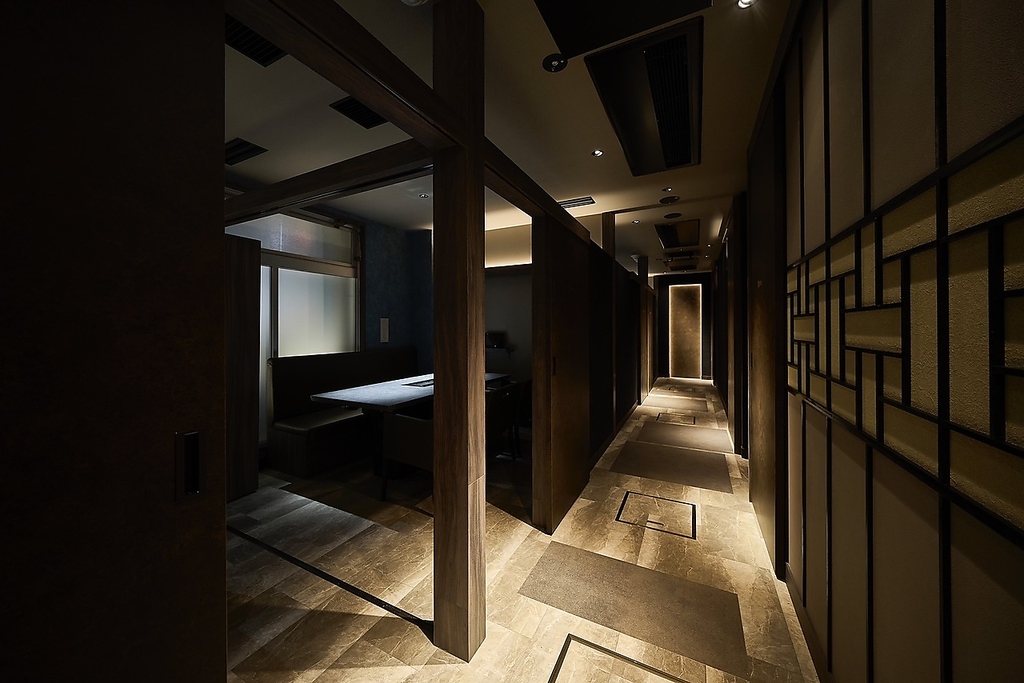 洗練されたデザインの店内。高級感漂う空間で至高のひとときを。