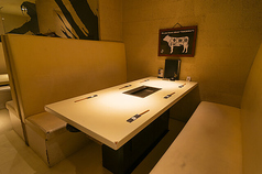 4名席、6名席がございます。禁煙席となります。友人や恋人、家族と一緒にお食事を楽しんでいただけます。白を基調とした落ち着いた空間の中、ゆっくりお寛ぎくださいませ。当店自慢の焼肉と共に、贅沢なひと時をお過ごしください。