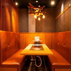 テーブル6名様×1席ございます。広々とした席で、ごゆっくりとお過ごしください。