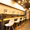 【1階】お一人様にもおすすめの広々としたカウンター席がございます。