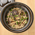 炊き立ての香りが広がる土鍋ご飯は、粒立ちの良さとふっくらした食感が魅力。具材の旨味がご飯としっかり合わさり、食事の〆にぴったりの満足感があります。湯気とともに立ち上る香りが特別な時間を演出します。