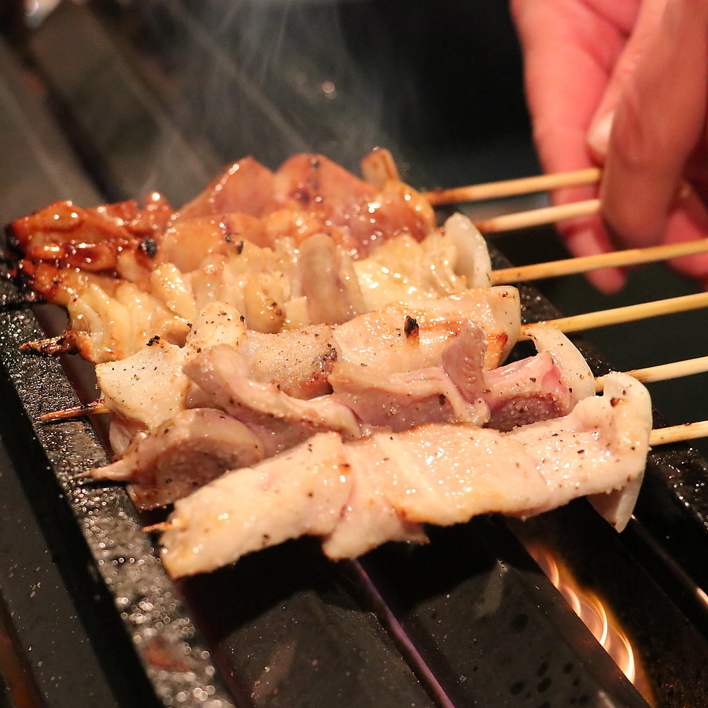 職人技で丁寧に串打ち！定番串から豚バラ・ささみまで、豊富な逸品を心ゆくまで気軽に堪能できます。