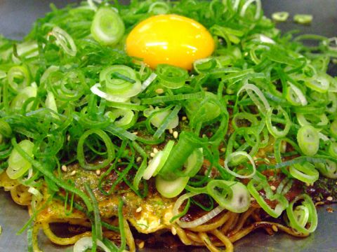 広島で30年愛され続けてきた伝統の味。人気の秘密は特注オタフクソースと豚骨スープ。