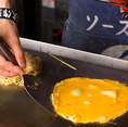 【電光石火ができるまで３】卵を2個割り、手早くふんわりよくかき混ぜ、薄く焼き上げる。