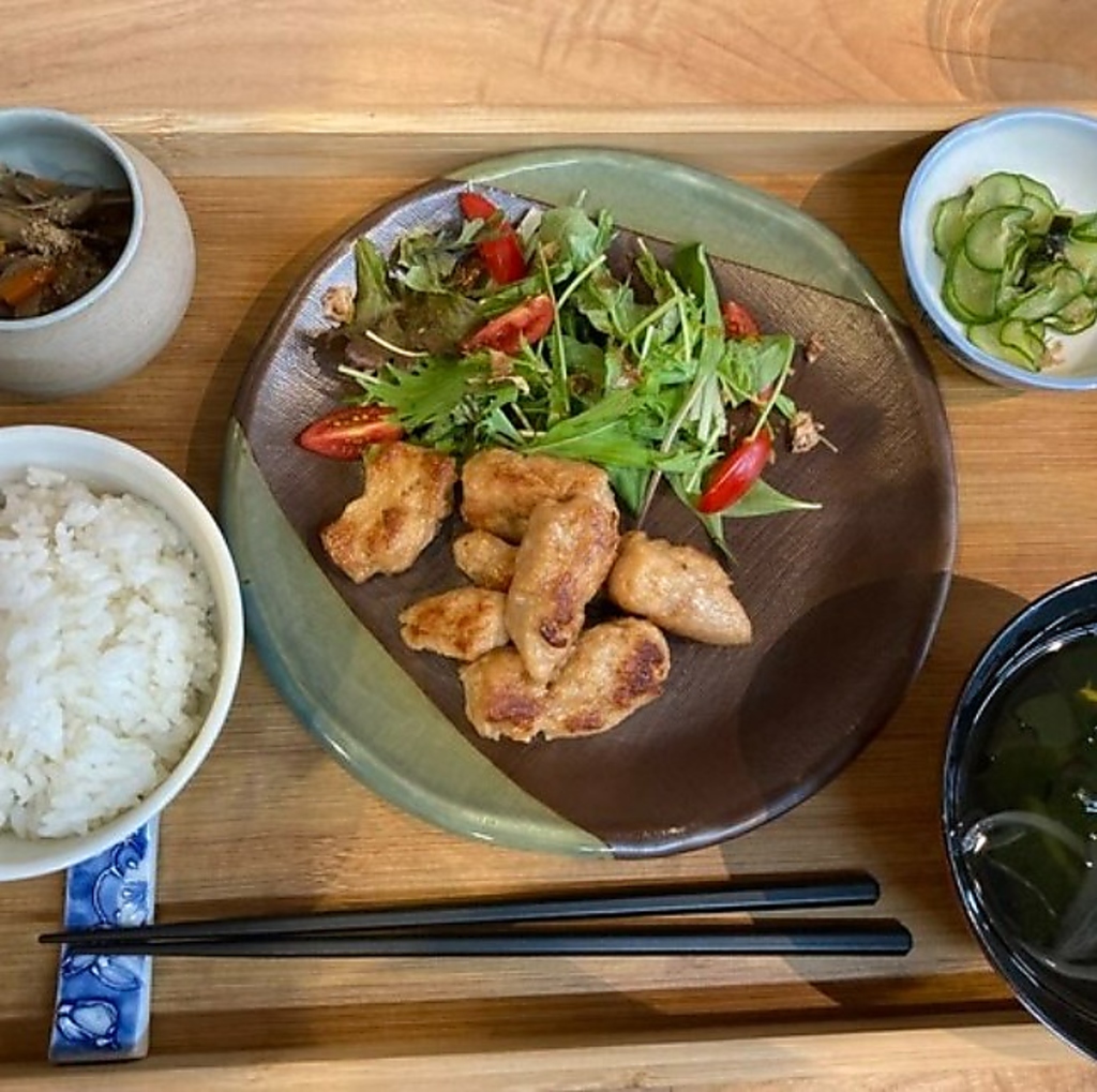 大豆ミートの唐揚げ定食は、大豆ミートでヘルシー♪揚げ物ですが罪悪感なしでお楽しみいただけます。