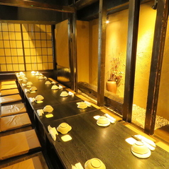 【団体様用テーブル席】団体様用テーブル席は、大人数でもゆったりお過ごしいただける広々空間。テーブルを囲んで名物博多もつ鍋を楽しめば、自然と会話も弾み、一体感のあるご宴会に。会社宴会・歓迎会・送別会・同窓会など幅広いシーンにご活用いただけます。誕生日やサプライズ用のケーキの手配など承っております。