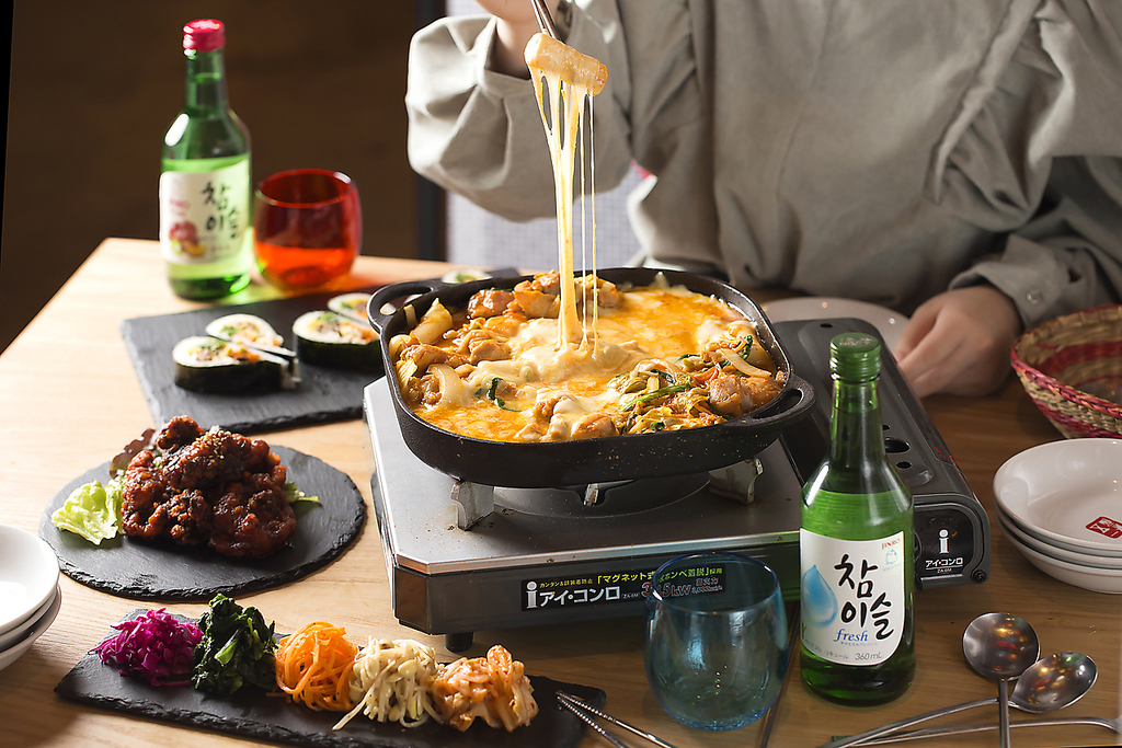 大人気の韓国料理もご堪能くださいませ！フォトジェニックな空間に大好きな韓流