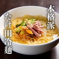 焼肉屋さんの〆といえばの冷麺の王様「盛岡冷麺」コシが強く、表面はツルッと喉ごしが良いのが特徴。 一方、牛骨に鶏ガラを加えてだしをとるスープは、和食のだしにはない、コクや旨味があります◎〆にぜひお召し上がりください！