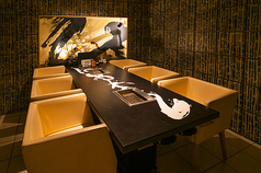 完全個室のVIPルーム大黒の間加熱式たばこ喫煙可能です。20歳未満のご着席はお断りさせていただきます。黒と金色を基調としたお部屋は、ラグジュアリーな雰囲気を演出しております。接待や会食などにおすすめですので、是非ご利用ください。