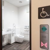 車椅子のまま快適にご利用いただける自動ドア完備の広いトイレです。介助者の方も一緒に楽々入れるスペースを確保しております。おむつ交換台や授乳室はございませんが、事前にご相談いただければ、別スペースをご用意できる場合もございます。安心してお過ごしいただけるよう、できる限りお手伝いいたします。