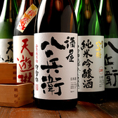 【豊富な日本酒】香ばしい藁焼きにぴったりの日本酒を厳選してご用意！合わせる料理によって味わいが変わるのも日本酒の魅力です。種類も豊富にご用意しておりますので、ぜひお気に入りの1杯を見つけにいらしてください！！