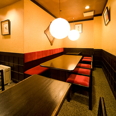 寛げるテーブルのお席を各種ご用意しております。普段使いのお食事から、宴会、接待や会食などのビジネスシーンにもご利用いただけます。和を感じられる心地の良い空間で、ゆったりお食事をお楽しみいただけます。是非ご利用くださいませ。