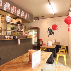 2名掛けのテーブルがメインの店内は、デートや友人との利用にぴったりなレイアウト。席同士の距離も近すぎず遠すぎずで、自然と会話が弾む心地よさがあります。シンプルながらもセンスのあるインテリアと温かな照明が、カジュアルながらも大人がくつろげる雰囲気を演出。