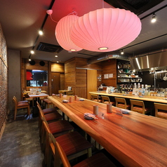 目の前で炭火が踊る臨場感あふれるカウンター席。焼き上がる地鶏の香りと職人技を間近で楽しめる贅沢な空間。仲間との食事にも、一人飲みにもぴったりです。