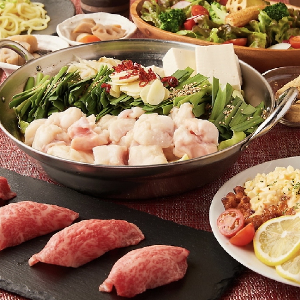 野菜と肉がたっぷり入った満足鍋セット。体がほっと温まる定番メニューです。