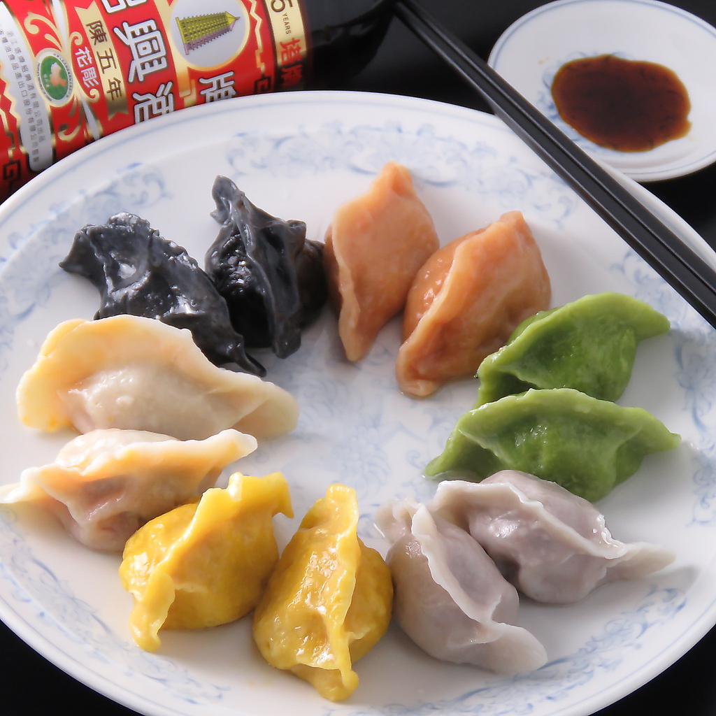 ひとつひとつ丁寧に包み上げた『餃子』をさまざまな味でご提供いたします。