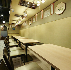 優しい灯りと明るいテーブル席が上品さと居心地の良さを醸し出すテーブル席♪ここでは、友人や家族との大切な時間をゆったりと楽しむことができます。美味しい料理と共に、会話も弾む特別なひとときを演出。落ち着いた雰囲気の中、心温まる瞬間をぜひお過ごしください。