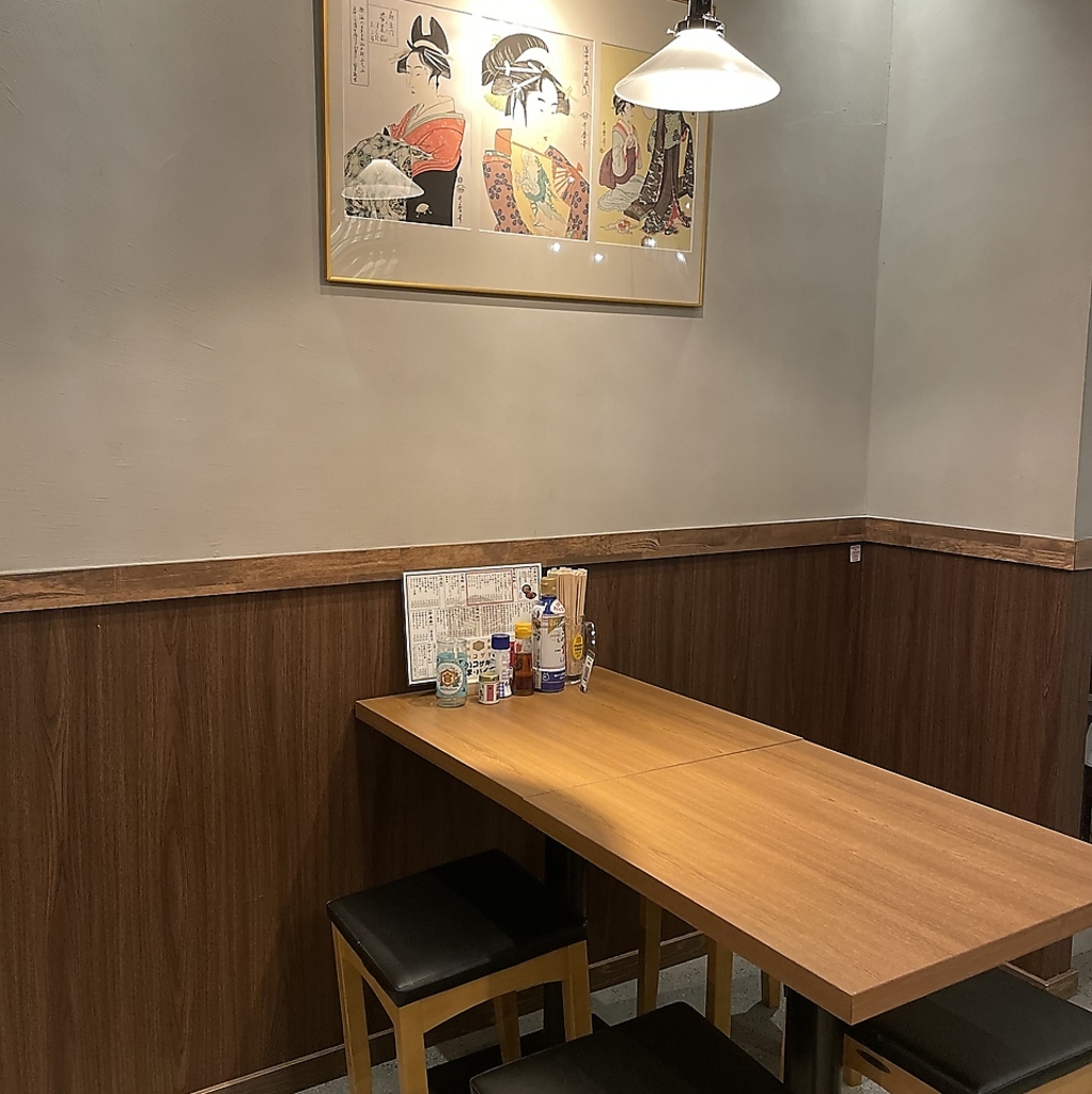 2～4名様でもゆったりテーブル席