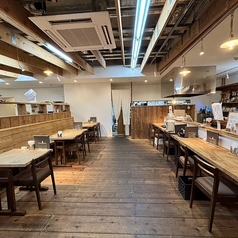 広々としたテーブル席は、女子会や少人数の宴会にもぴったり。落ち着いた雰囲気の中で、周りを気にせずゆっくりとお食事をお楽しみいただけます。こだわりの詰まったコース料理と落ち着く空間が、会話をより一層弾ませます。貸切のご相談もお気軽にどうぞ。