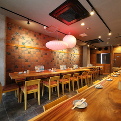 広々としたテーブル席が並ぶ開放的な空間。柔らかな照明と落ち着いたインテリアが心地よく、グループ利用や宴会に最適。宮崎地鶏の炭火焼きや多彩な鶏料理を囲んで、楽しい時間を過ごせます。