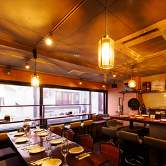 【外を眺めてゆったり過ごせる2Fカウンター席♪】大きな窓に面した2階のカウンター席は、外の景色を眺めてゆったりと過ごせる特等席です◎ お1人様も気軽に立ち寄れるのが魅力！！※お店の混雑状況によりご利用できない場合もございますので、あらかじめご予約いただくのがオススメです！！