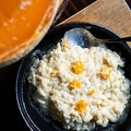 料理メニュー写真&nbsp;ミモレットチーズの器で仕上げる焼きチーズリゾット
