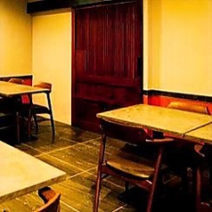 上品で落ち着いた印象の店内は、テーブル席をメインにご用意。ゆったりとお食事やお酒をご満喫いただけます◎