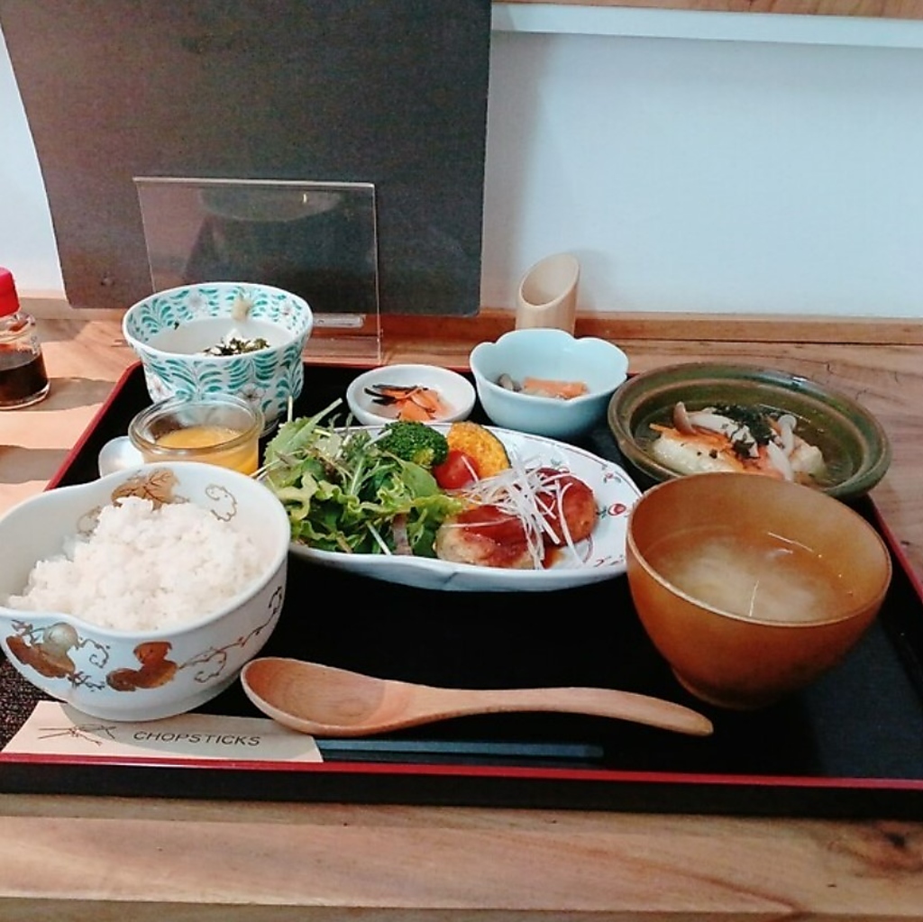 定食のご飯は、島根県かきのき村の農薬不使用米を使用しております。ふっくらした美味しいお米です！