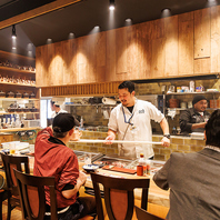 臨場感のあるオープンキッチン