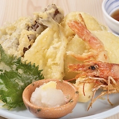 お寿司以外の逸品メニューも充実！天ぷら盛り合わせ★の写真