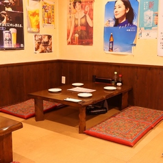 【4名座敷×8卓】家族での食事にぴったりな4名座敷。落ち着いた雰囲気の中、みんなでお食事を囲みながら楽しい会話が弾みます。大切な時間をゆったりと過ごせる空間です。