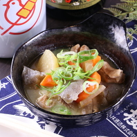 一品料理が充実◎とろけるもつ煮など自慢の鶏料理がウリ