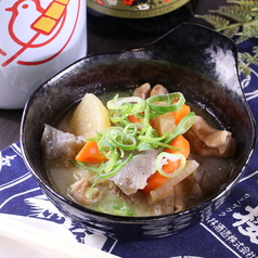 一品料理が充実◎とろけるもつ煮など自慢の鶏料理がウリ