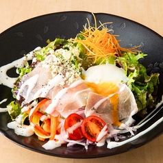 温泉卵と生ハムのシーザーサラダ