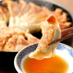 【名物！鉄鍋餃子】外はパリッと香ばしく、中はジューシー！毎日お店で一から仕込みます。