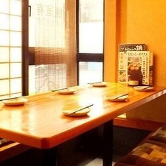 足を伸ばしてくつろげる和の掘りごたつ個室は、少人数でのご宴会に大人気！室内にはモニターを完備しており、お好みのスポーツ中継をリクエスト可能です。周りを気にせず、美味しいお料理とお酒を味わいながら仲間と一緒にワイワイ観戦で盛り上がれます。長時間の飲み会でも疲れにくい空間で、心ゆくまでお楽しみください。