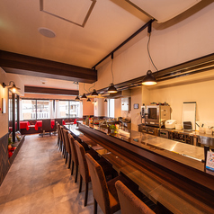 雰囲気抜群なカウンター席は、デートでのご利用にぴったりです♪ダウンライトが照らす落ち着いた空間でのお食事をお楽しみください!